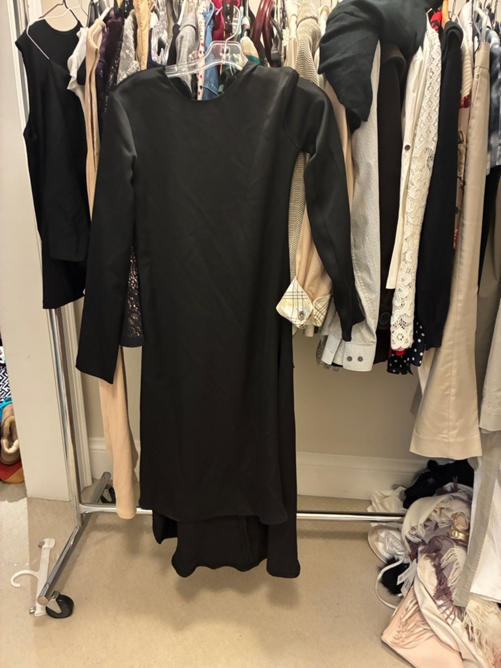 Minimalist Black Long-Sleeve Shift Dress 👵MT